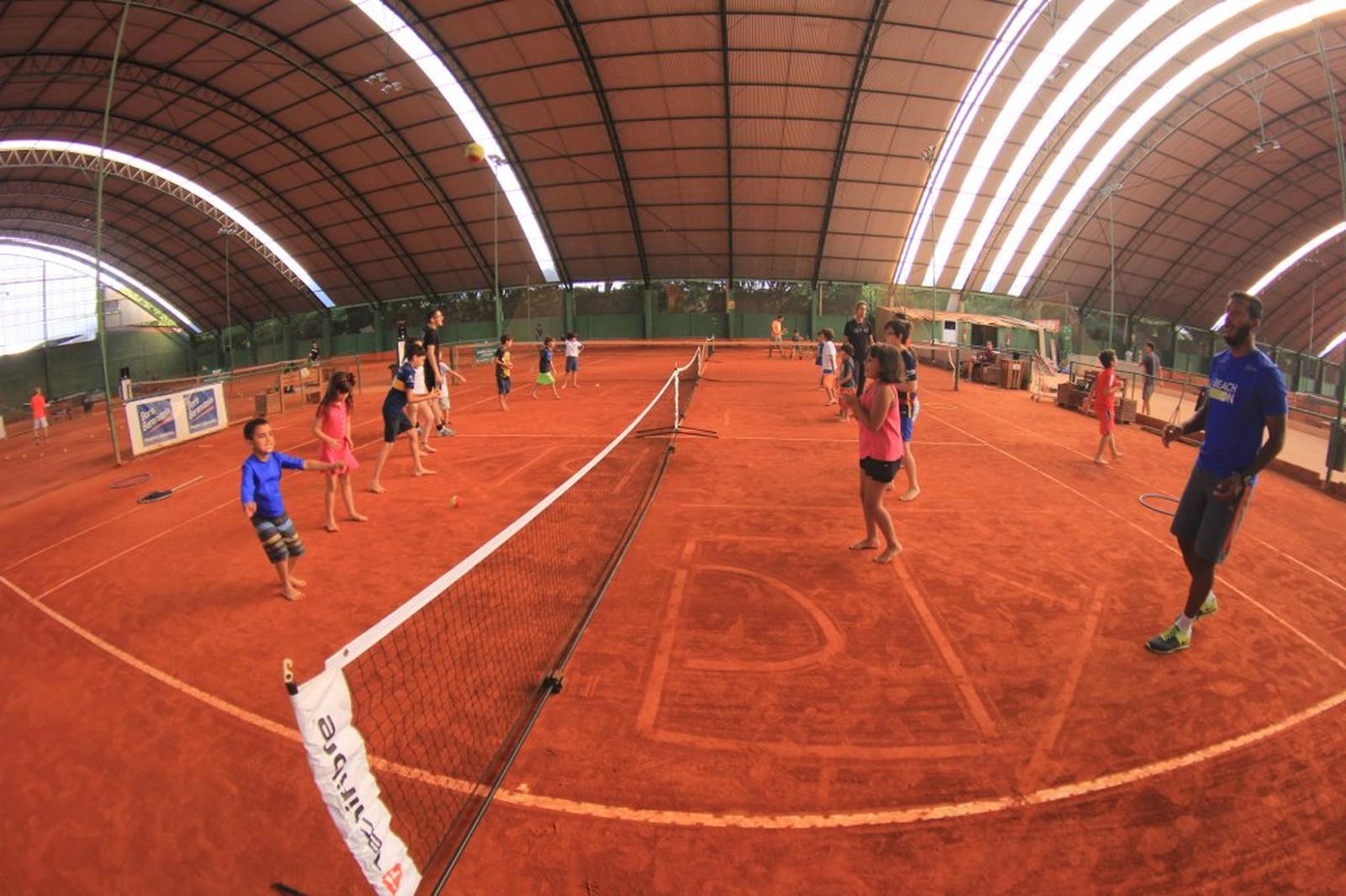 Aula de tênis infantil no Lagoa Azul Tênis Clube
